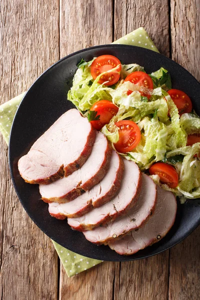 Вырезка из свинины с овощным салатом крупным планом на тарелке . — стоковое фото