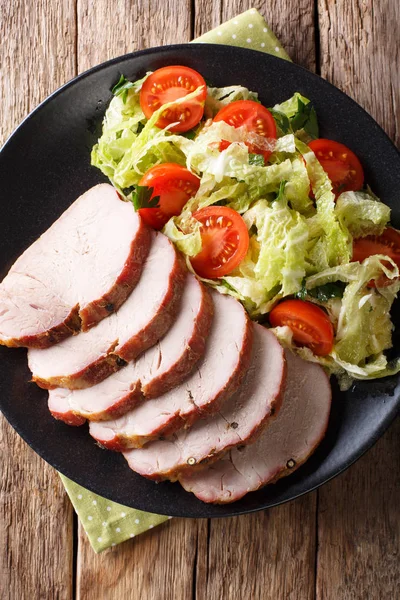 Delicioso filete de cerdo al horno con ensalada de verduras frescas de cerca — Foto de Stock