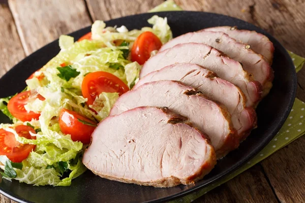 Вкусная жареная свиная вырезка со свежим овощным салатом — стоковое фото