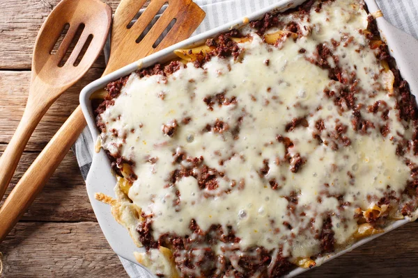 Deliciosa y abundante comida: cazuela de pasta de un millón de dólares en un —  Fotos de Stock