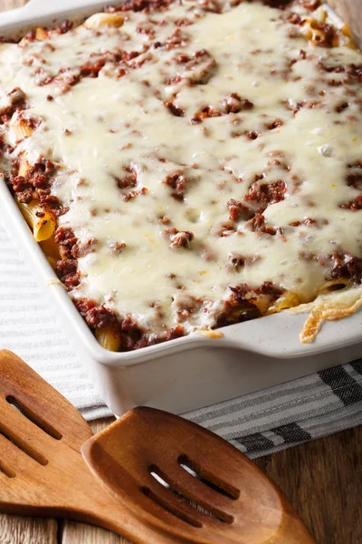 Deliciosa y abundante comida: cazuela de pasta de un millón de dólares en un —  Fotos de Stock