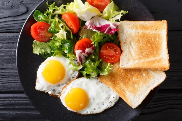 Organic food breakfast: fried eggs with fresh vegetable salad an — Stock Photo, Image