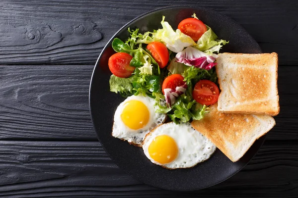 Stevig ontbijt: gebakken eieren met verse fruit salade en opgericht — Stockfoto