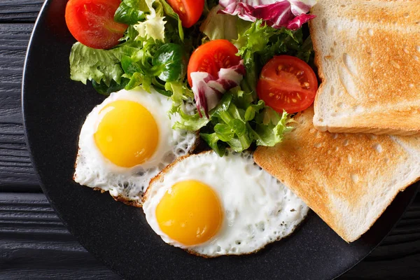 Healthy breakfast of fried eggs with fresh vegetable salad and t — Stock Photo, Image