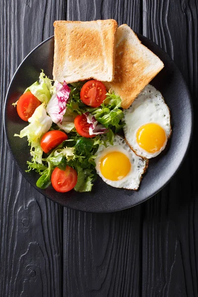 Obfite śniadanie: smażone jajka z sałatką ze świeżych warzyw i toas — Zdjęcie stockowe