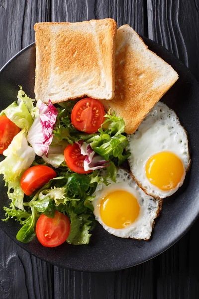 Organic food breakfast: fried eggs with fresh vegetable salad an — Stock Photo, Image