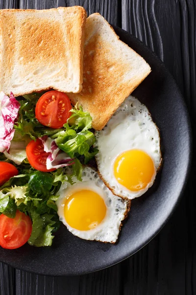 อาหารเช้าที่ดีต่อสุขภาพของไข่ทอดกับสลัดผักสดและ t — ภาพถ่ายสต็อก