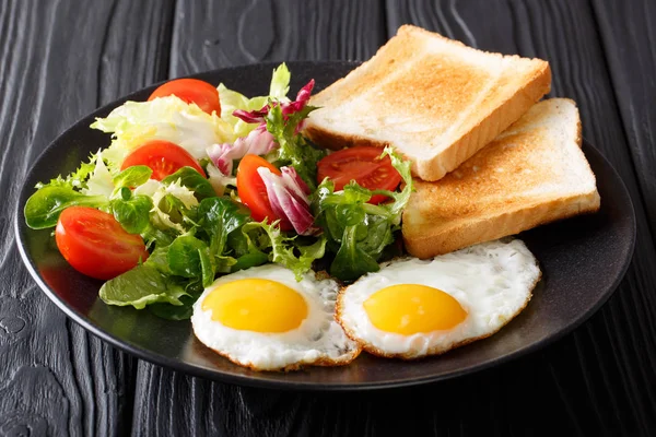 Organic food breakfast: fried eggs with fresh vegetable salad an — Stock Photo, Image