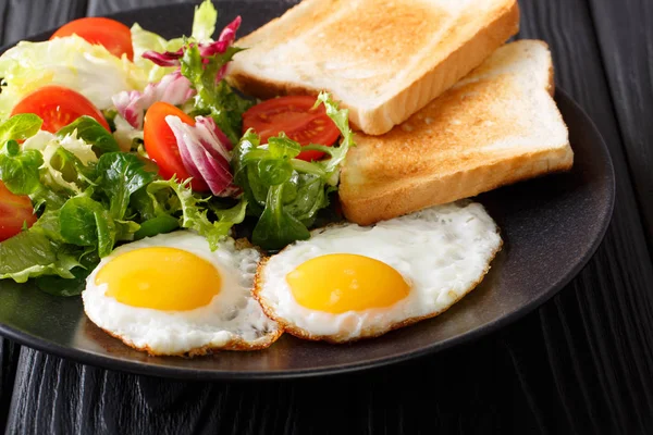 Fried eggs with fresh vegetable salad and toast close-up. horizo — Stock Photo, Image