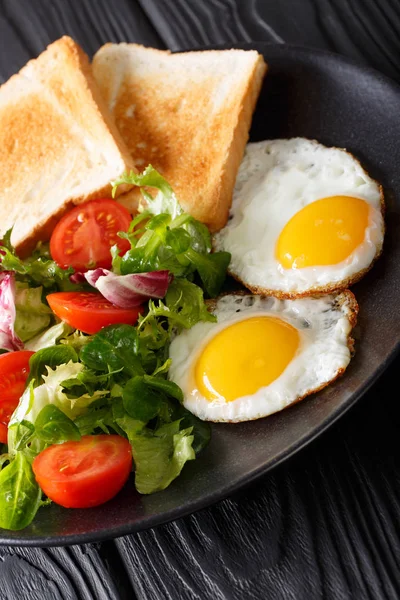 Zdrowe śniadanie jajka sadzone z sałatką ze świeżych warzyw i t — Zdjęcie stockowe