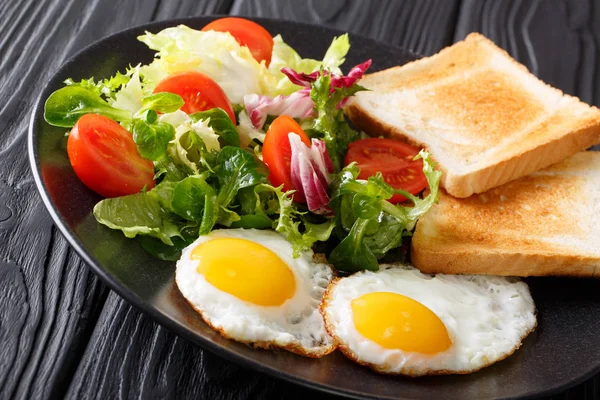 Hemlagad och hälsosam frukost: stekt ägg med färska vegetabiliska sala — Stockfoto