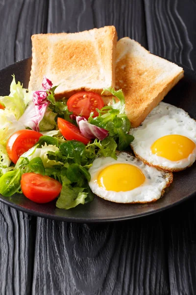 Hearty breakfast: fried eggs with fresh vegetable salad and toas — Stock Photo, Image