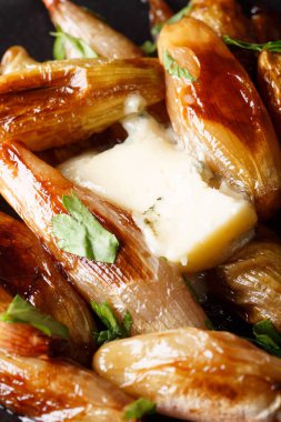 rokfor peynir ve maydanoz ile balsamik Karamelize arpacık 