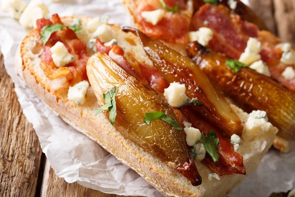 Sanduíches com chalotas caramelizadas, bacon e queijo roquefort — Fotografia de Stock