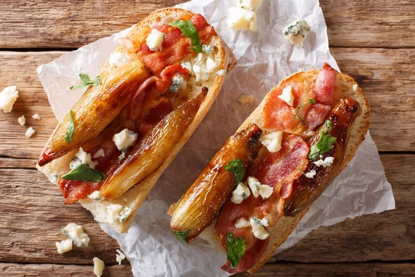 Pão rústico com cebola caramelizada, queijo, bacon e ervas clo — Fotografia de Stock