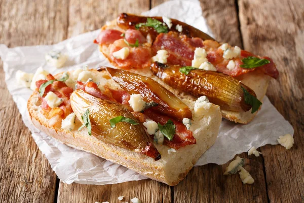 Sendviče s karamelizovanou šalotkou, opečenou slaninou a roquefort — Stock fotografie