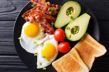 Yumurta ile gevrek domuz pastırması, avokado, lezzetli kahvaltı tost bir