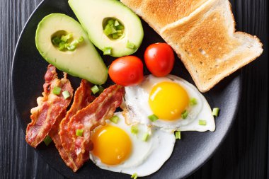 doyurucu kahvaltı: kızarmış domuz pastırması, avokado, tost ve toma ile yumurta