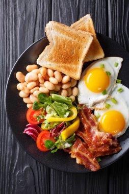 Taze kahvaltı: kızarmış yumurta pastırma, fasulye, kızarmış ekmek ve sebze ile