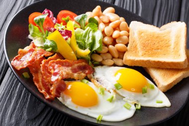 İngilizce sağlıklı kahvaltı: iki kızarmış yumurta, fasulye, ve toa ile