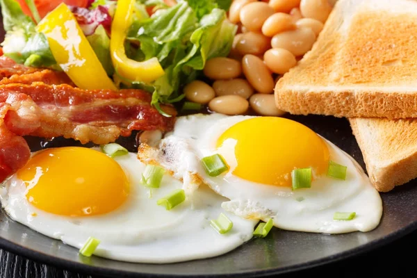 Engels ontbijt macro: gebakken eieren, spek, bonen, toast en fre — Stockfoto