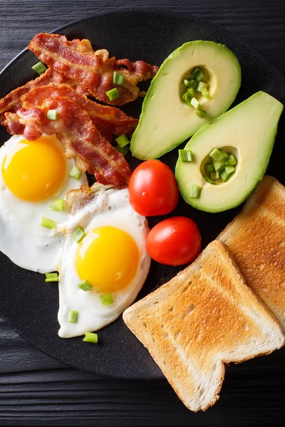 Σπιτικό τηγανητά αυγά με μπέικον, κρεμμύδι, αβοκάντο, τοστ και ντομάτα — Φωτογραφία Αρχείου