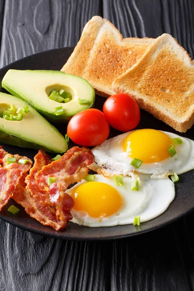 Gebakken eieren met spek, groene uien, verse avocado toast en — Stockfoto