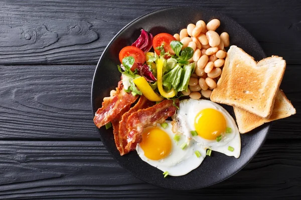 Heerlijke gebakken eieren, spek, bonen, toast en vers fruit nv — Stockfoto