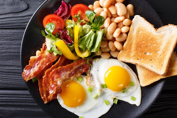 Engels zelfgemaakte ontbijt: gebakken eieren met spek, bonen, toast — Stockfoto