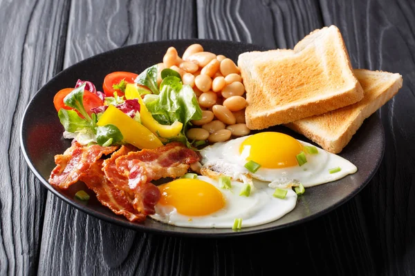 Lezzetli ve doyurucu bir yemek: iki kızarmış yumurta, fasulye, ve toa ile