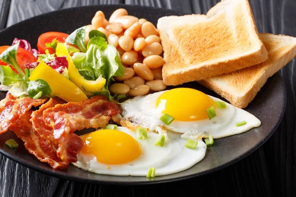 Petit déjeuner frais : œufs frits avec bacon, haricots, pain grillé et légumes — Photo