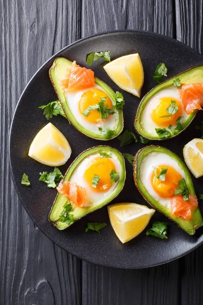 Healthy breakfast: Baked avocado with egg and salmon closeup. Ve — Stock Photo, Image
