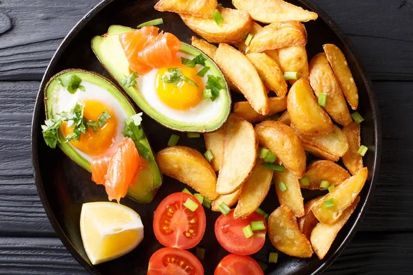 Avocat farci aux œufs et saumon, tomates fraîches et frites p — Photo