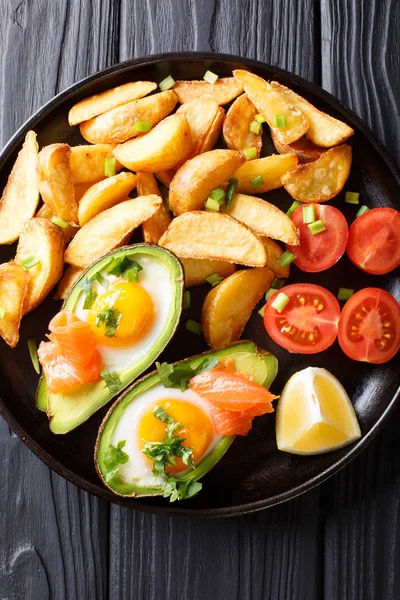 Avocado stuffed with eggs and salmon, fresh tomatoes and fried p — Stock Photo, Image