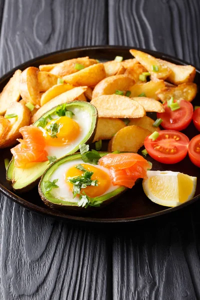 Deliciosa comida: Aguacate al horno relleno con huevos y salmón, patatas fritas — Foto de Stock
