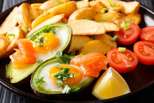 Aguacate relleno con huevos y salmón, tomates frescos y fritos p — Foto de Stock