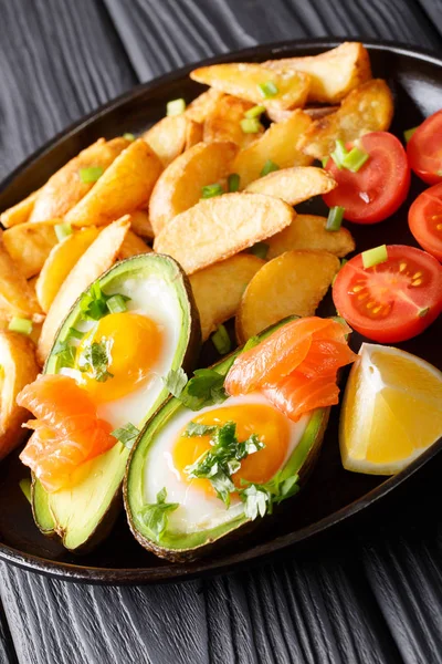 Zapečené avokádo plněné vejci a losos, čerstvá rajčata a f — Stock fotografie