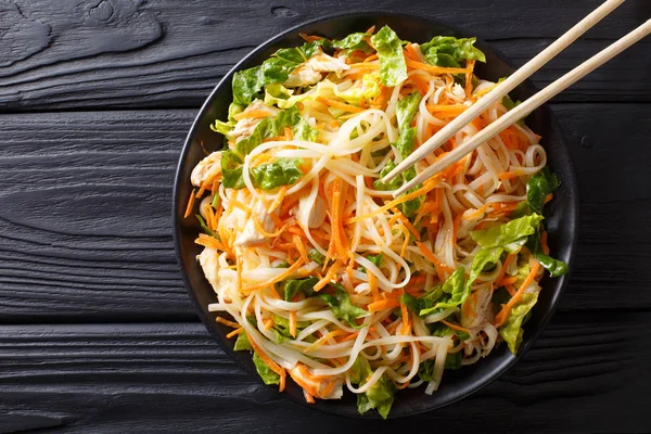 Vietnamese chicken salad with rice noodles, carrots and herbs ma — Stock Photo, Image