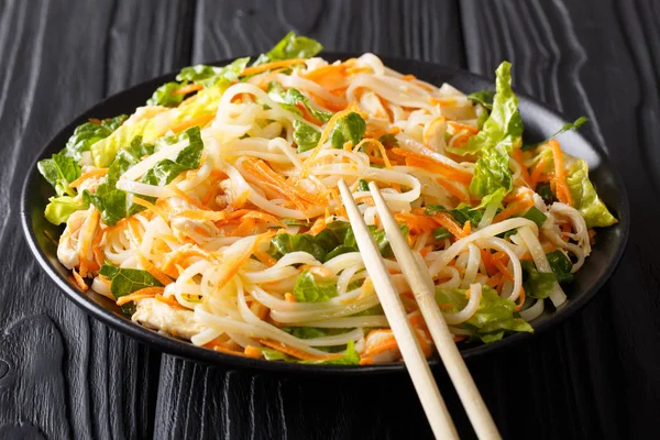 Ensalada dietética con fideos de arroz, pechuga de pollo, zanahoria y gree —  Fotos de Stock