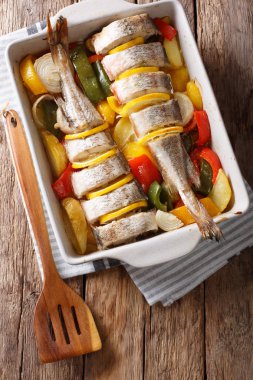 biber, domates, soğan ve bir fırın di limon ile pişmiş cod