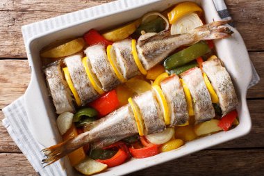 biber, domates, soğan ve bir fırın di limon ile pişmiş cod