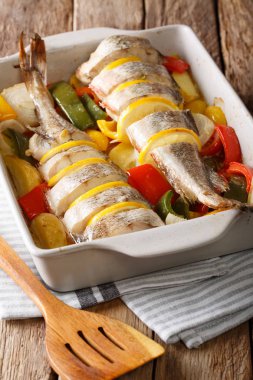 Biber, domates, soğan ve bir bak limon ile tüm cod pişmiş