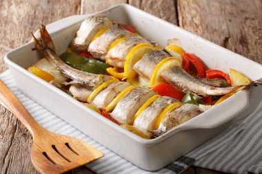 biber, domates, soğan ve bir fırın di limon ile pişmiş cod