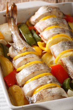 sebze ve bir pişirme çanağı yakın çekim limon ile pişmiş cod