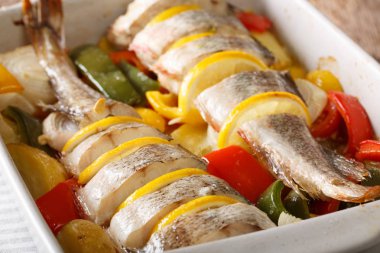 Atlantik morina bir pişirme çanağı sebze ile pişmiş kapatın. Ho