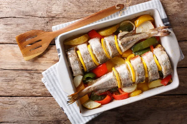 Sebze ve bir bakin, limon ile pişmiş diyet gıda pembe cod