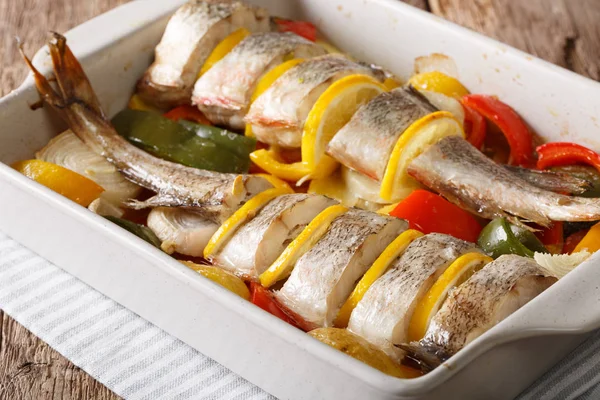 Sağlıklı gıda: cod pişmiş sebze ve bir fırın di limon