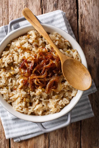 Близькосхідні харчування: Mujaddara рис з сочевиці і смаженою цибулею — стокове фото