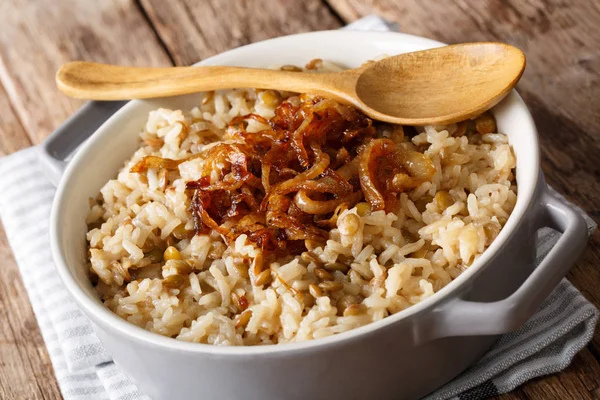 Nahöstliches Essen: Mujaddara-Reis mit Linsen und gebratenen Zwiebeln — Stockfoto