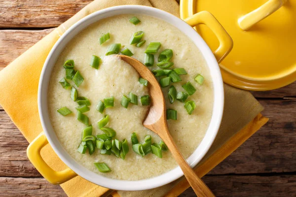 Sopa de huevo con cebolla verde fresca macro en un tazón. horizontal — Foto de Stock